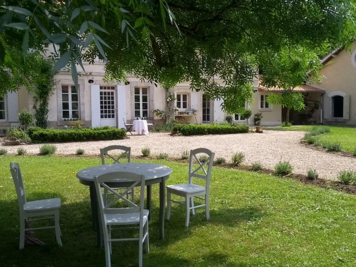Bed and Breakfast Le Domaine Des Platanes Bourg-Charente Экстерьер фото